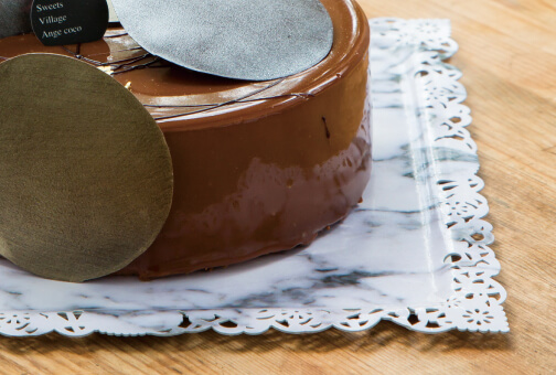 チョコレートケーキにアンスールのマーブル柄を使用